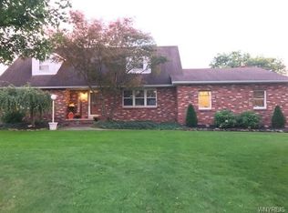6536 Heather Dr, Lockport, NY 14094