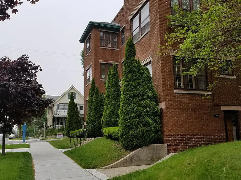 2528 N Maryland Ave — Photo 15