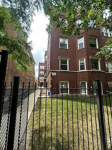 2 bed, 900 sqft, $1,800 — Photo 1