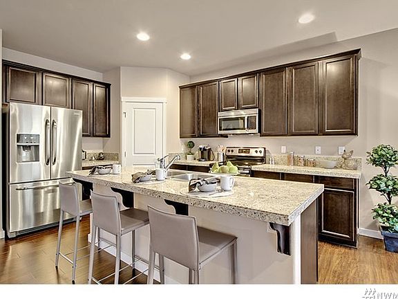 Eat in kitchen w/ pantry