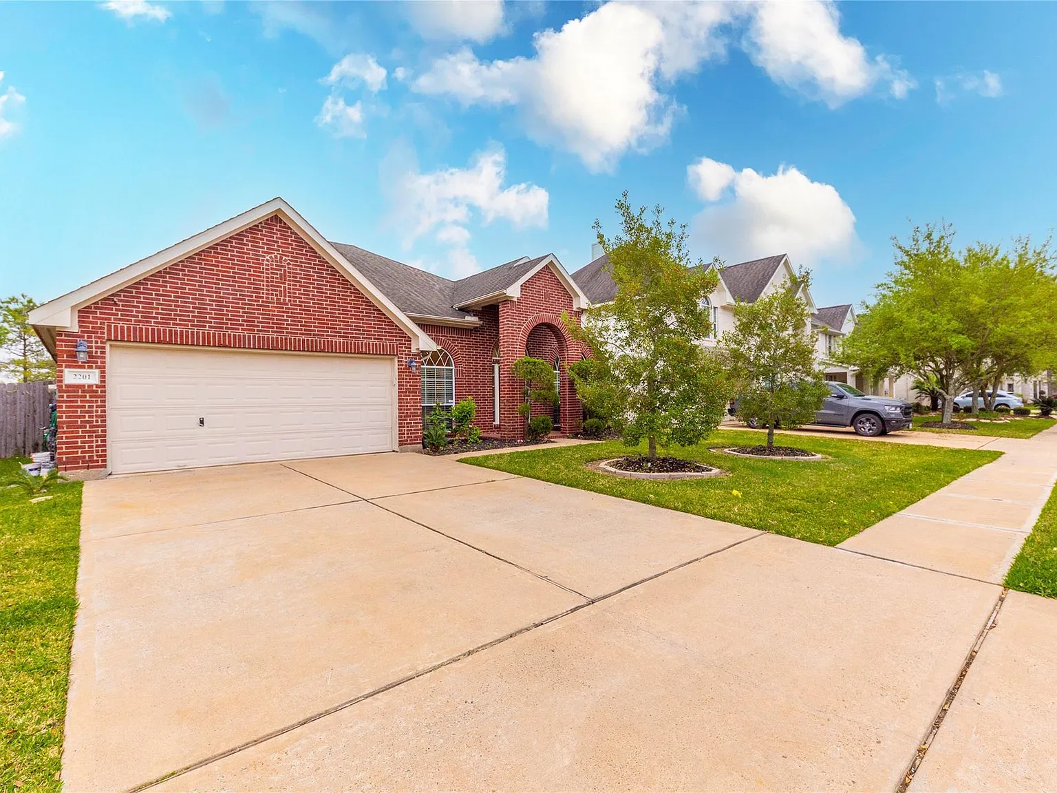 3 bed, 2.0 bath, 2426 sqft, $2,600 — Photo 3