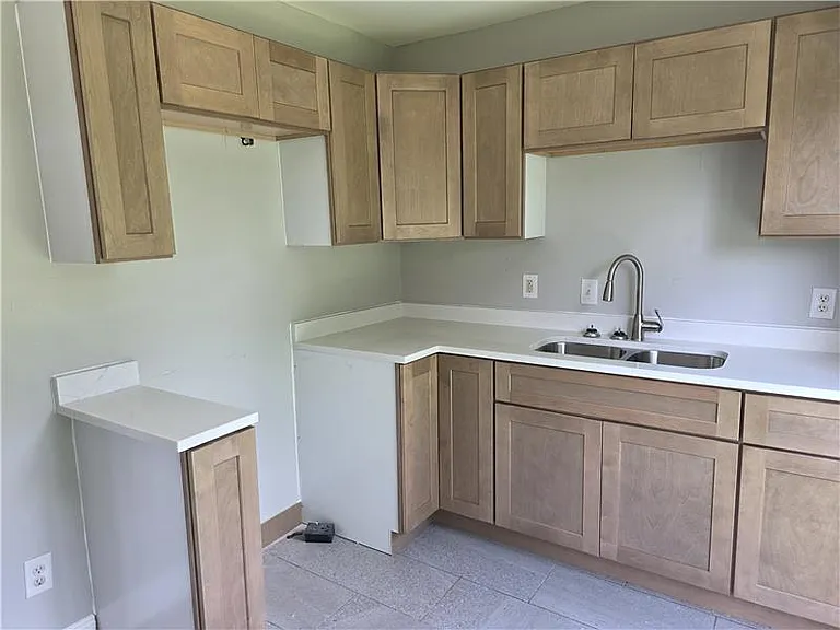 772 S Ogden Ave — Photo 3