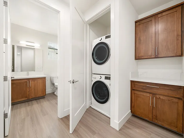 5802 Traffic Way — Photo 3
