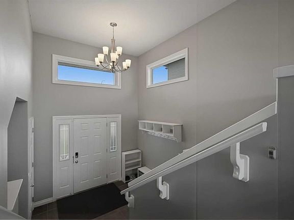 3rd image of 95 N Thompson Cres