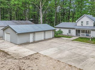 6836 Aarwood Trl NW, Rapid City, MI 49676