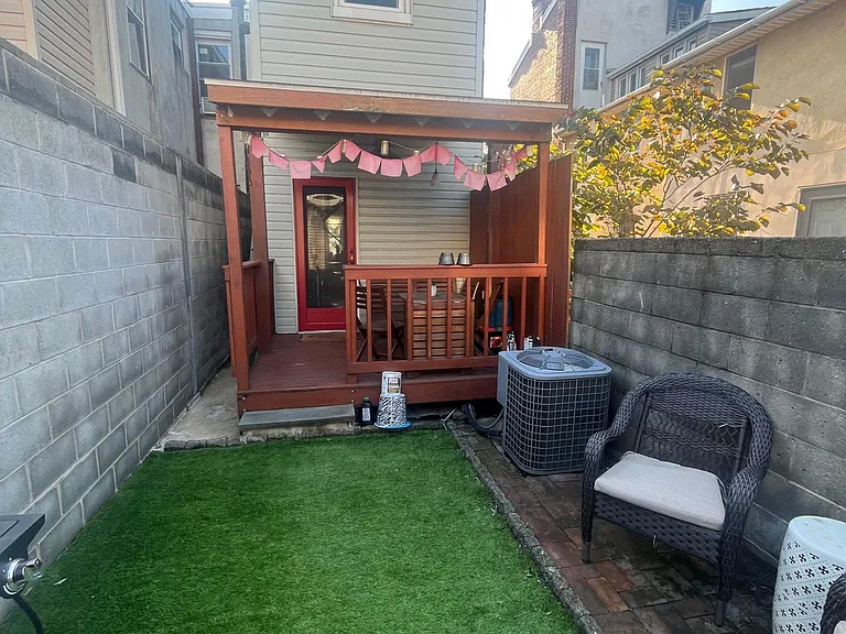 1323 E Palmer St — Photo 13