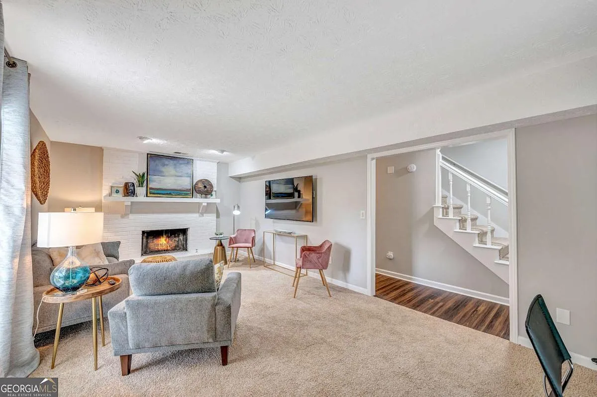3 bed, 2.5 bath, $4,500 — Photo 2