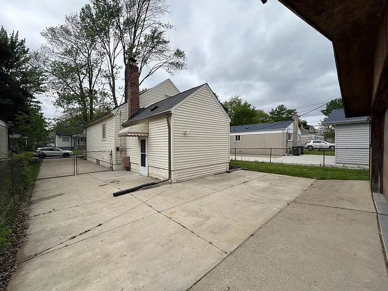 23124 Grove St — Photo 20
