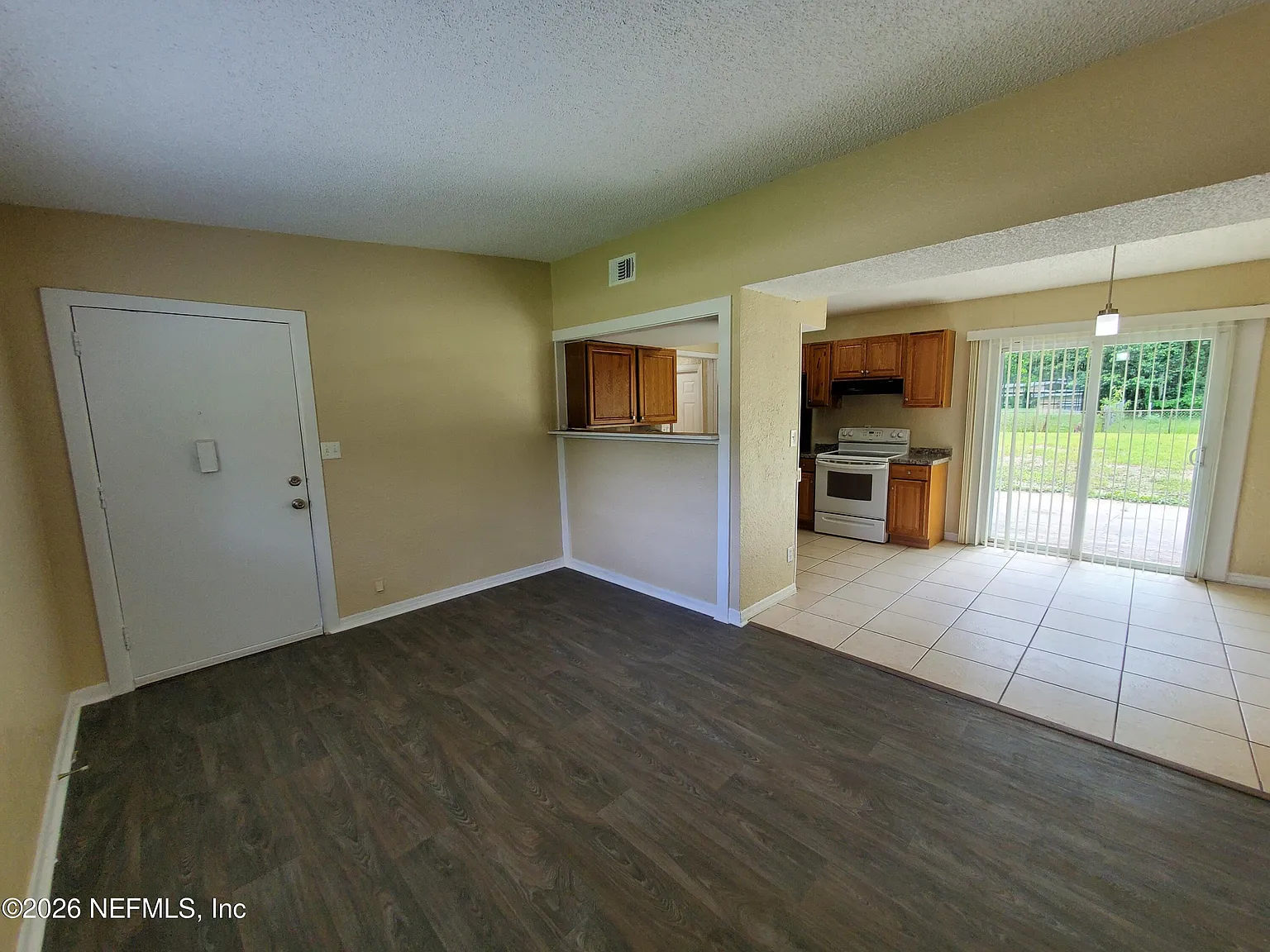 4 bed, 1.0 bath, 1278 sqft, $1,650 — Photo 2