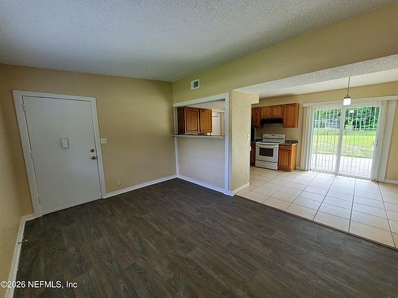2nd image of 2815 Brackridge Blvd E