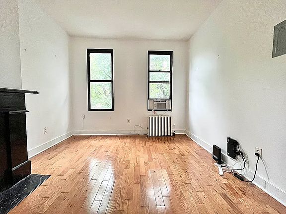 5th image of 367 Menahan St APT 3L
