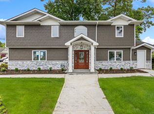 135 Park Blvd, Massapequa Park, NY 11762