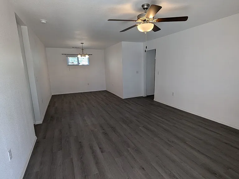 830 E Isham Ave — Photo 2