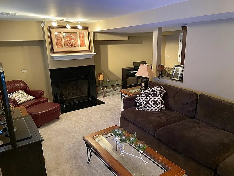 1073 W Elm St — Photo 11