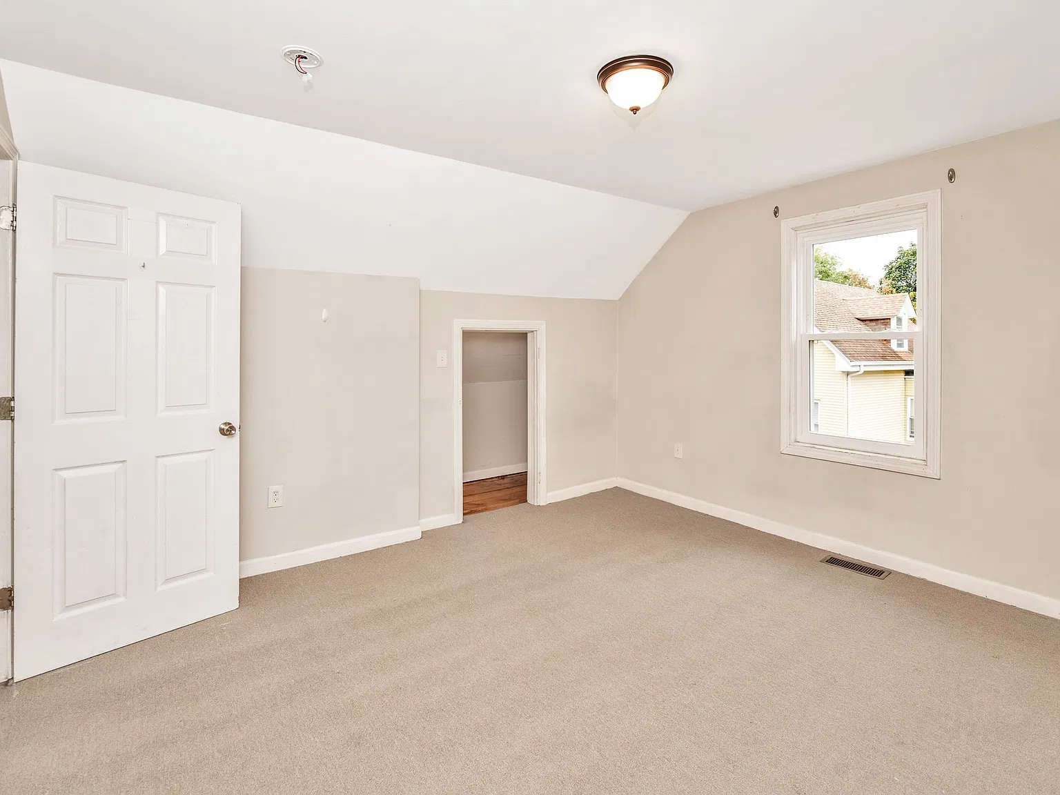 5 bed, 2.0 bath, 2200 sqft, $3,900 — Photo 1