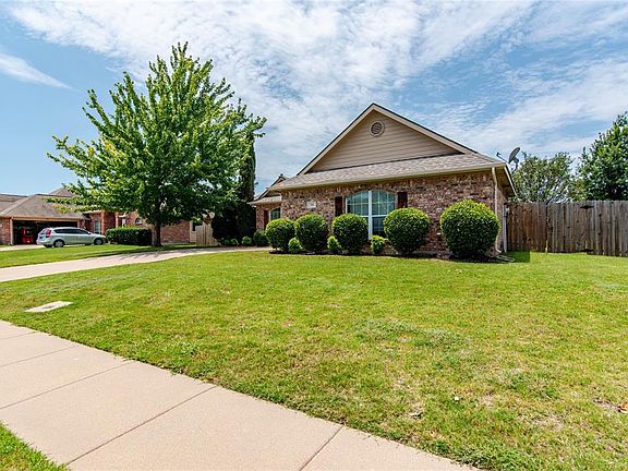 3rd image of 709 Branchwood Dr