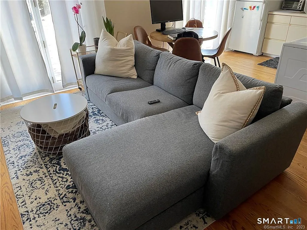 1 bed, 500 sqft, $1,900 — Photo 3