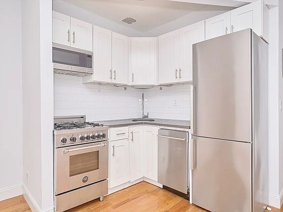 2nd image of 440 W 47th St APT 3C
