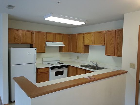 3rd image of 605 Barrington Ave #2