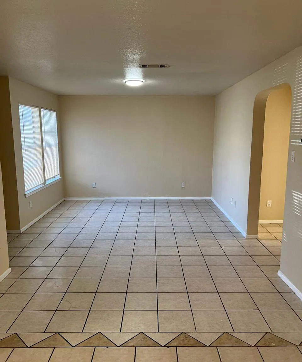 2 bed, 2.0 bath, 4096 sqft, $1,095 — Photo 4