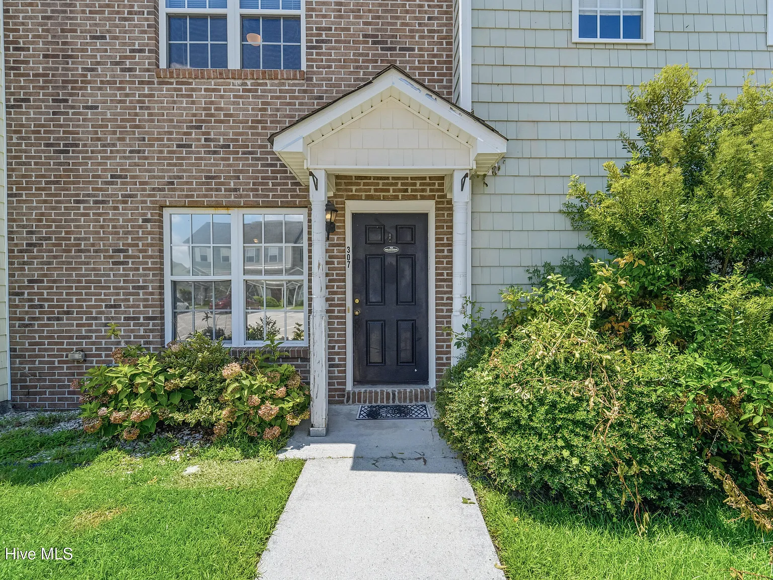 2 bed, 1.5 bath, 992 sqft, $1,195 — Photo 2
