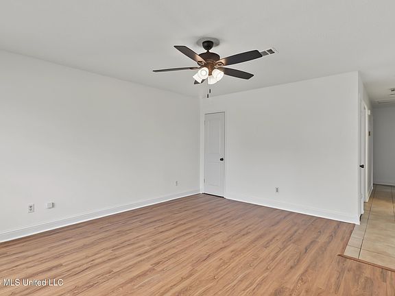 3rd image of 1720 Victoria Dr