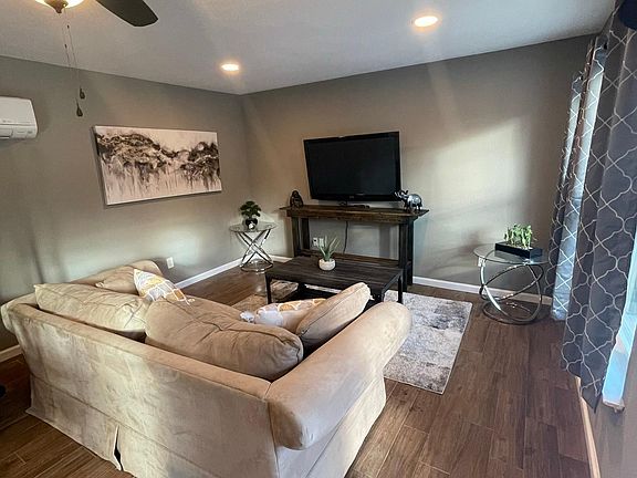 4th image of 10030 Woodlake Dr #A