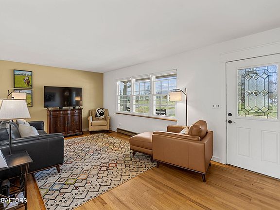 3rd image of 786 Swan Pond Circle Rd