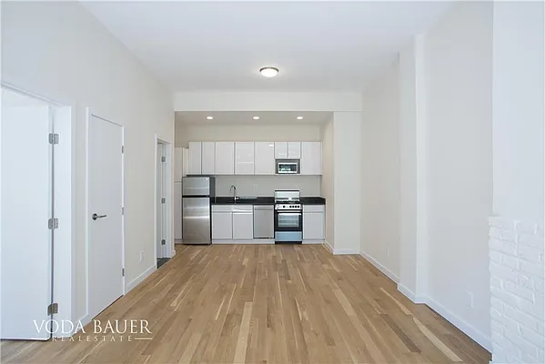 Rented by Voda Bauer Real Estate | media 18