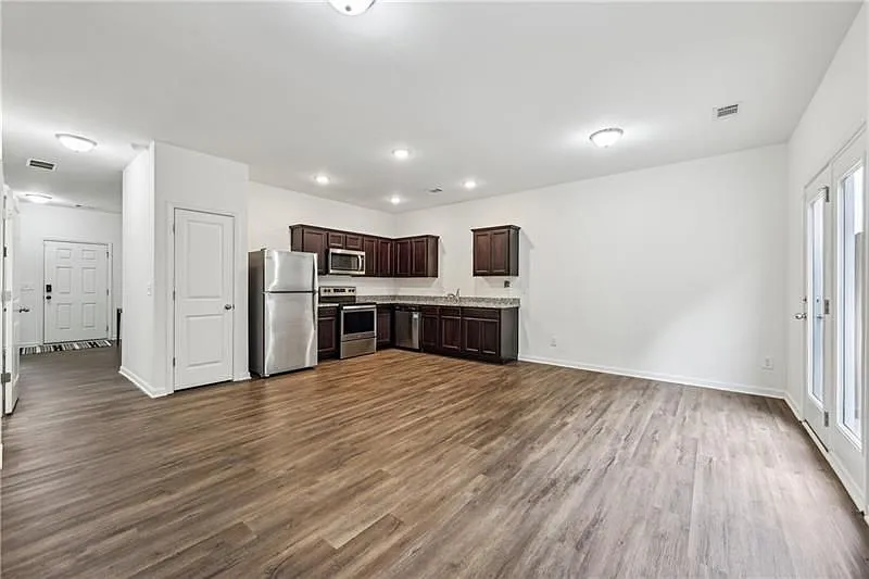 3 bed, 3.0 bath, 1421 sqft, $1,900 — Photo 4