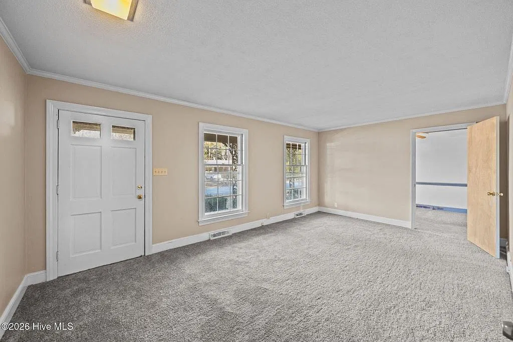 114 Wilkshire Dr — Photo 4