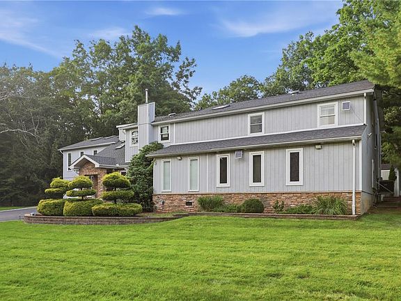 2nd image of 1555 Longleaf Dr