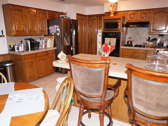 Kitchen with Breakfast Bar