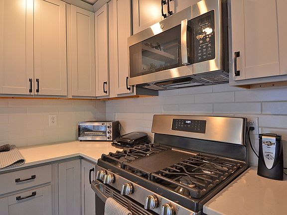 4th image of 2122 Fox Chase Dr