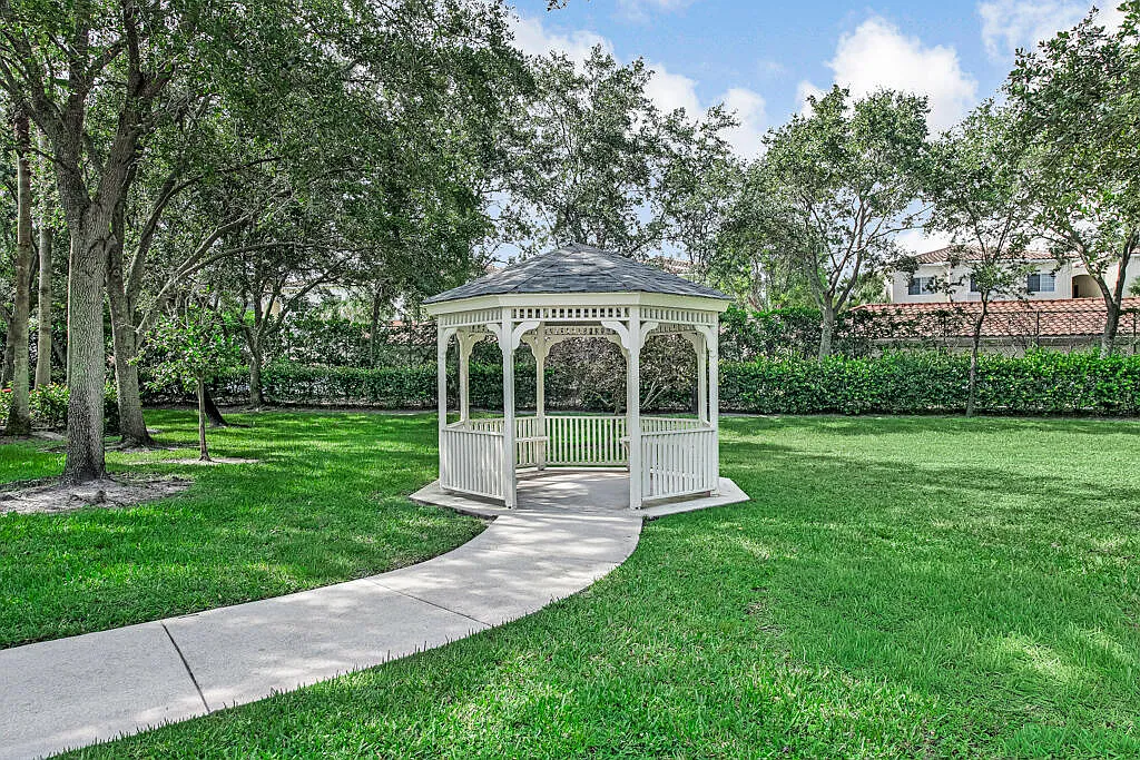 3 bed, 2.0 bath, 2306 sqft, $5,000 — Photo 4