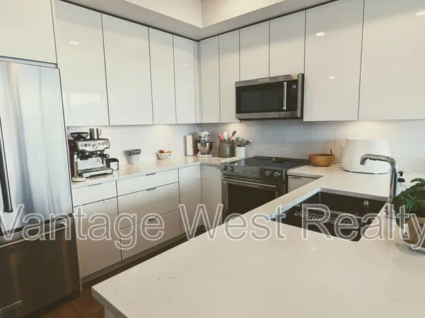 1232 Ellis St #1307, Kelowna, BC V1Y 0J6