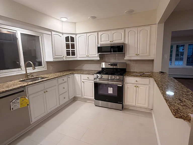 147 W 52nd St #1 — Photo 3
