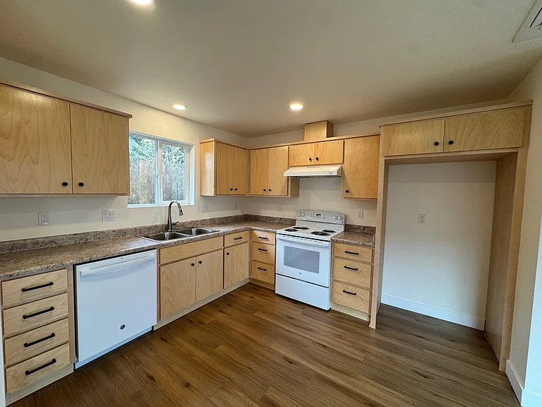 1654 NW Highland Ave — Photo 14