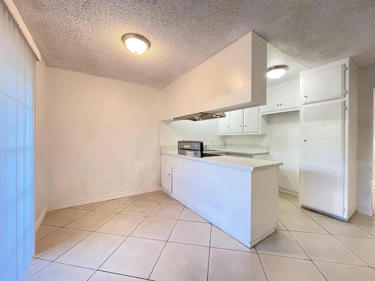 3 bed, 864 sqft, $2,600 — Photo 4