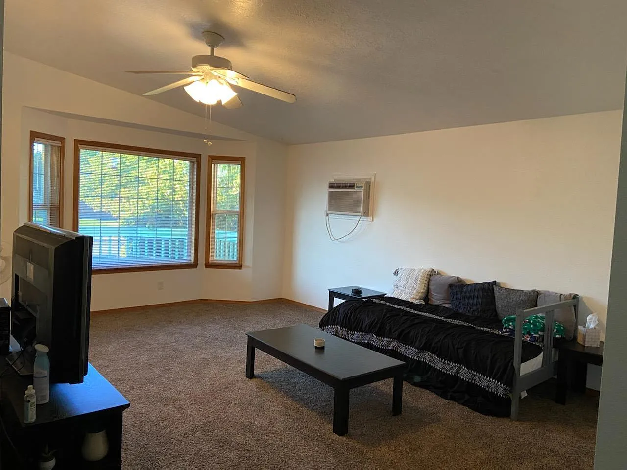 1049 Leeward Ct N photo 1