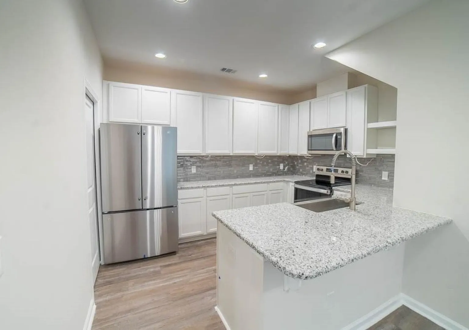 Beautiful 3-Bedroom Townhome in Sought-After Waterways Community — Photo 4