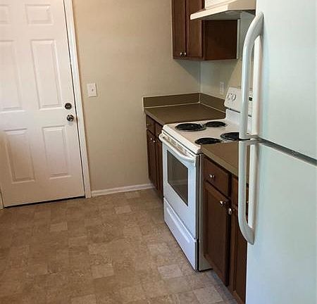 4th image of 220 W Chelsea St