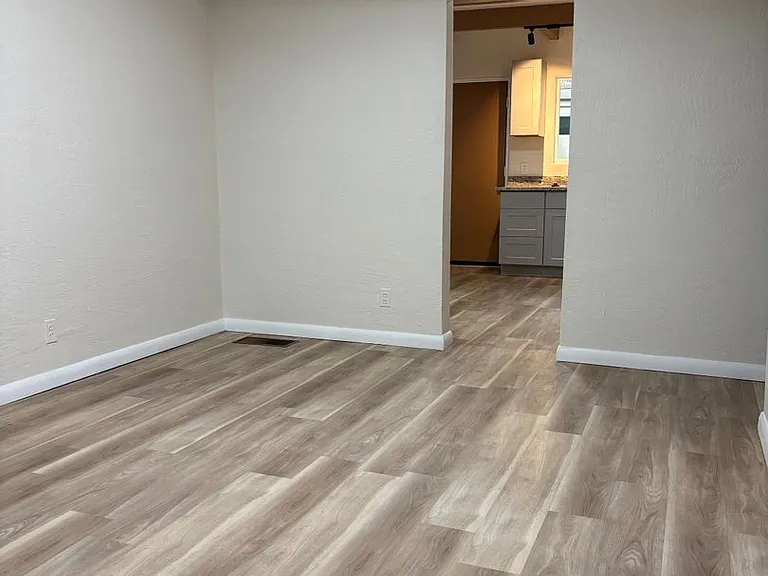 quiet triplex Near UNM's medical/law campus — Photo 15