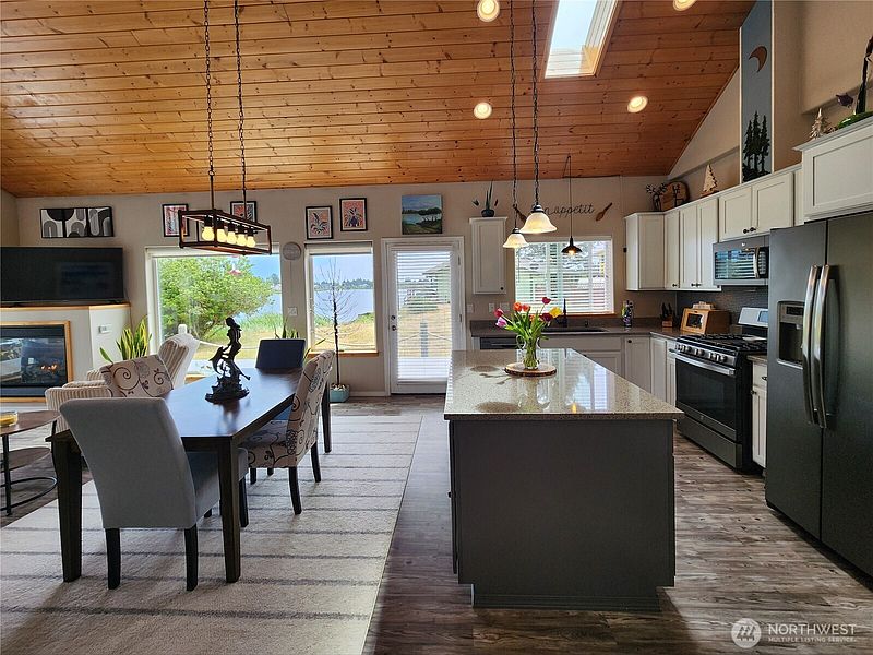 5th image of 798 Cod Court SW