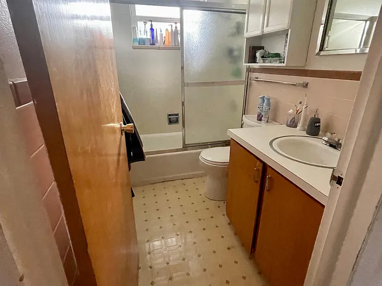 Bathroom main floor