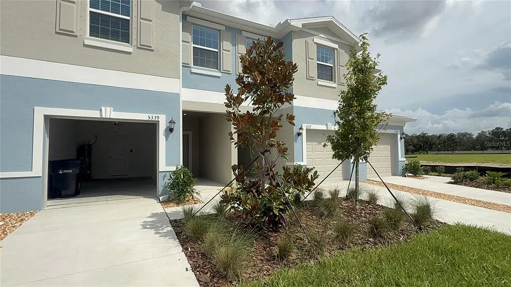 3 bed, 2.5 bath, 1634 sqft, $2,600 — Photo 2