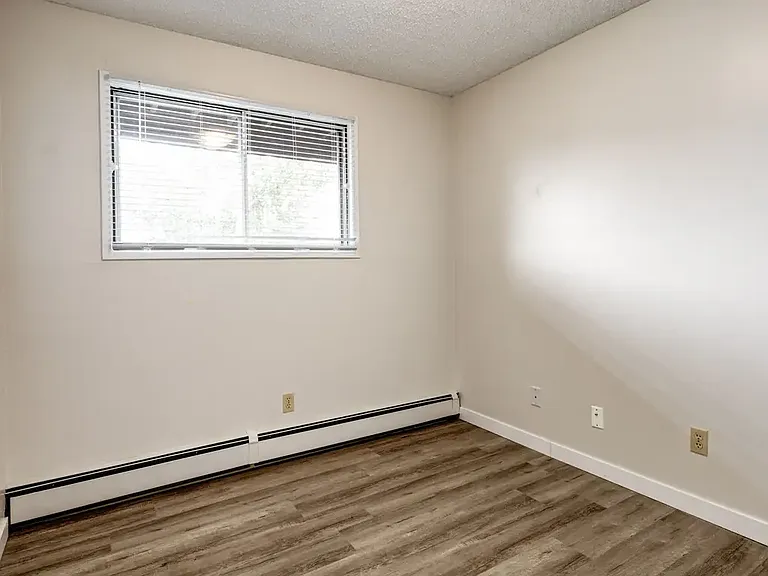 640 Robert St E — Photo 19