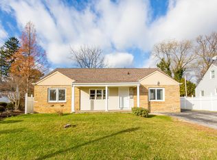 17 Sherwood Rd, Glen Cove, NY 11542