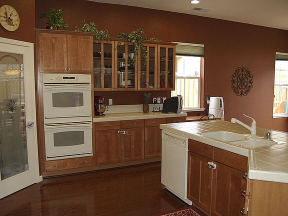 Upgraded appliances, good-sized pantry
