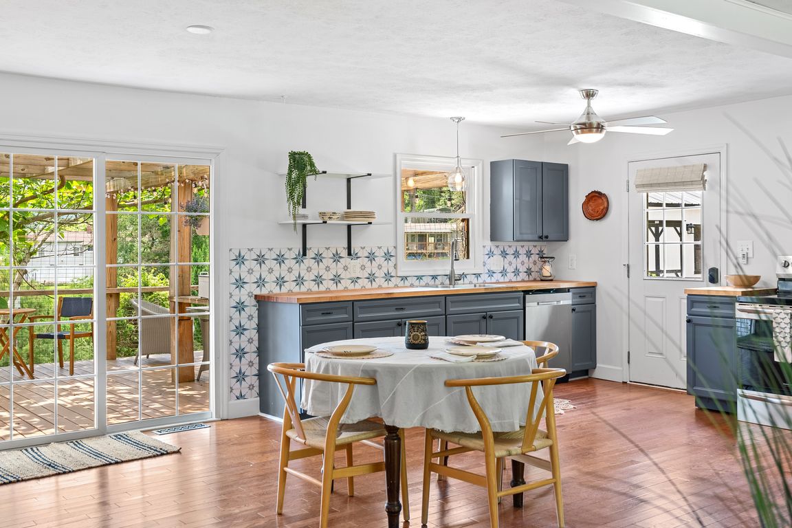 Eat in kitchen